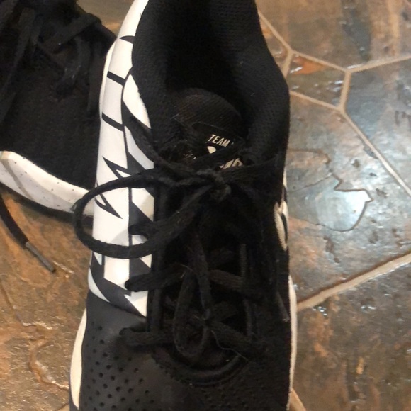 Nice pair of shoes Nike team hustle quick shoes size 5 kids black and white. - Picture 2 of 4